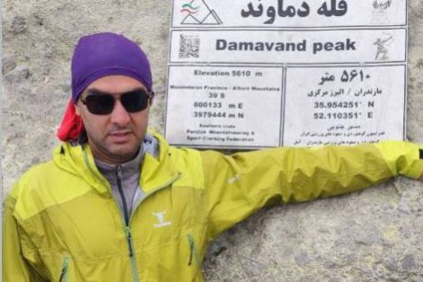 صعود یکی از کارکنان شرکت توزیع برق خراسان رضوی به قله دماوند