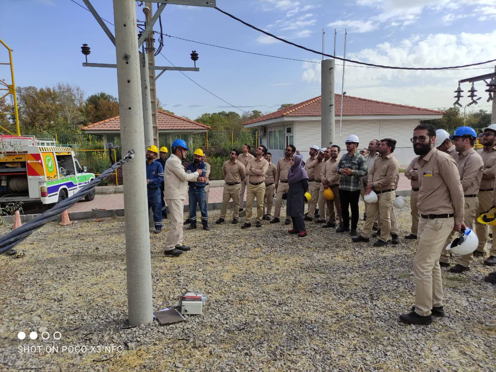کارشناسان طراح شرکت برق خراسان رضوی نحوه تبدیل سیم به کابل را آموزش دیدند