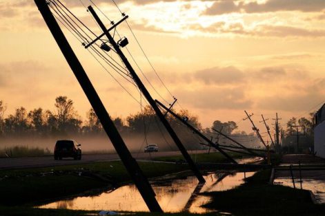 توفان به شبکه برق برخی نقاط خراسان رضوی خسارت وارد کرد
